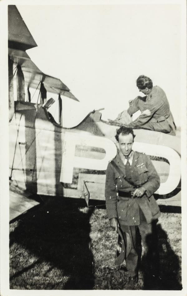 Lieutenants Ray Parer and John McIntosh in Darwin in 1920.
